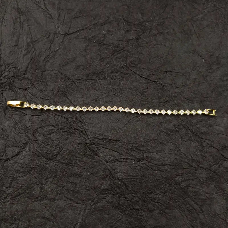 High-Grade Gold-Plated Bracelet Featuring Lustrous Ad-Style Crystal Details 1