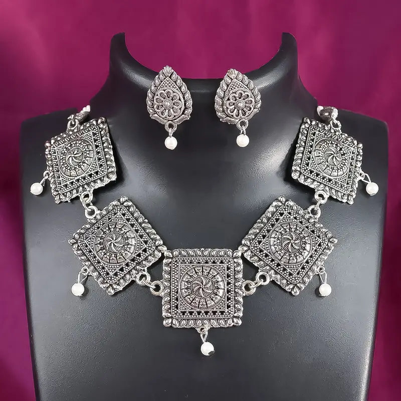 Traditional Brass Choker And Matching Earrings Set – 2-Piece Ensemble 1